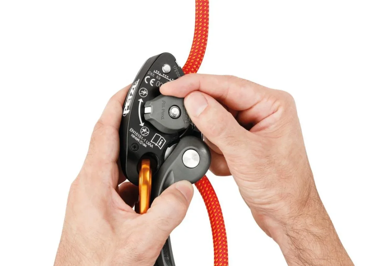 Petzl GRIGRI® + Freno de seguridad con frenado asistido y función de seguridad en la empuñadura - Imagen 5